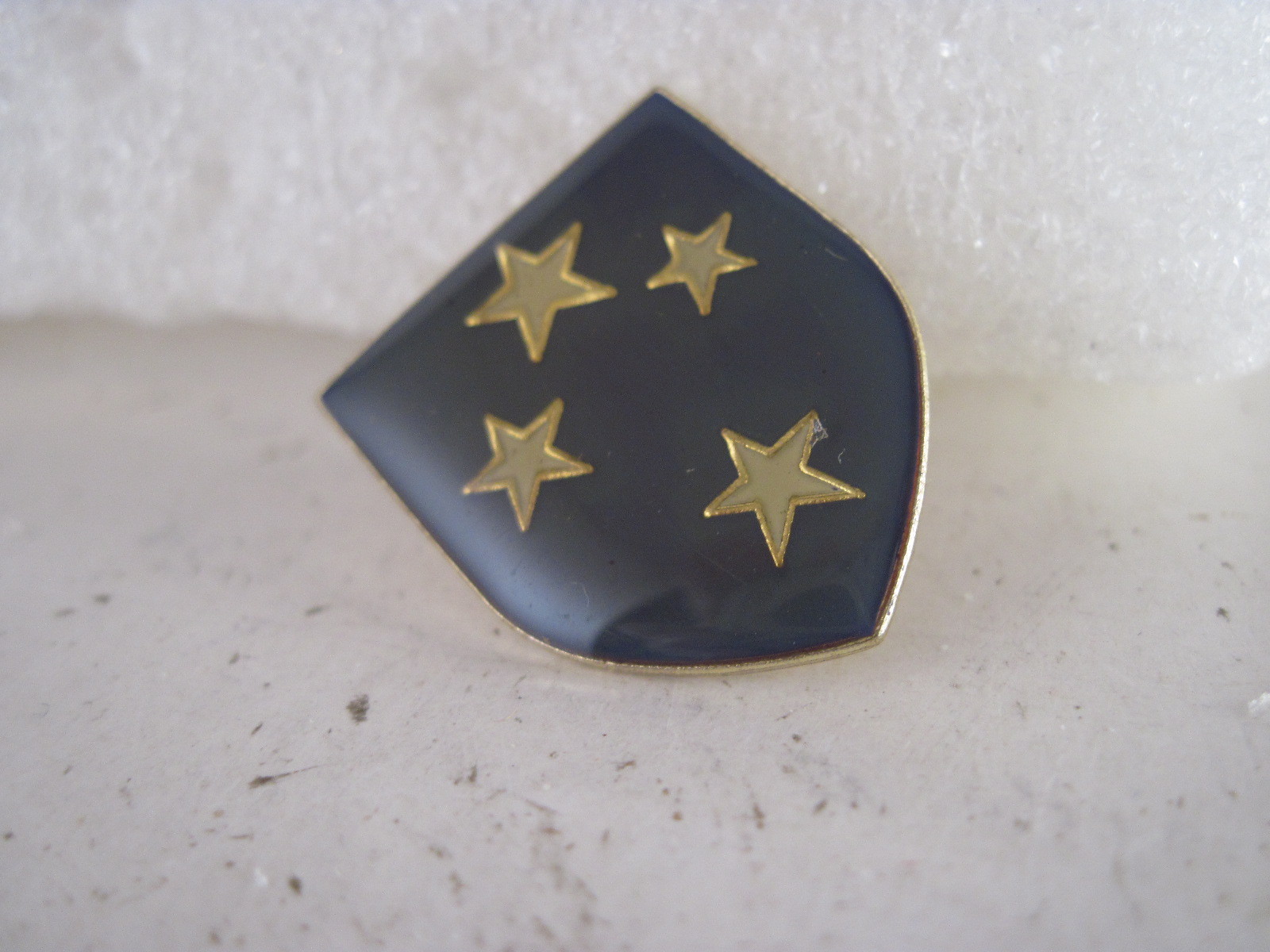 US   Army 23 rd  Div   lapel pin (v938)