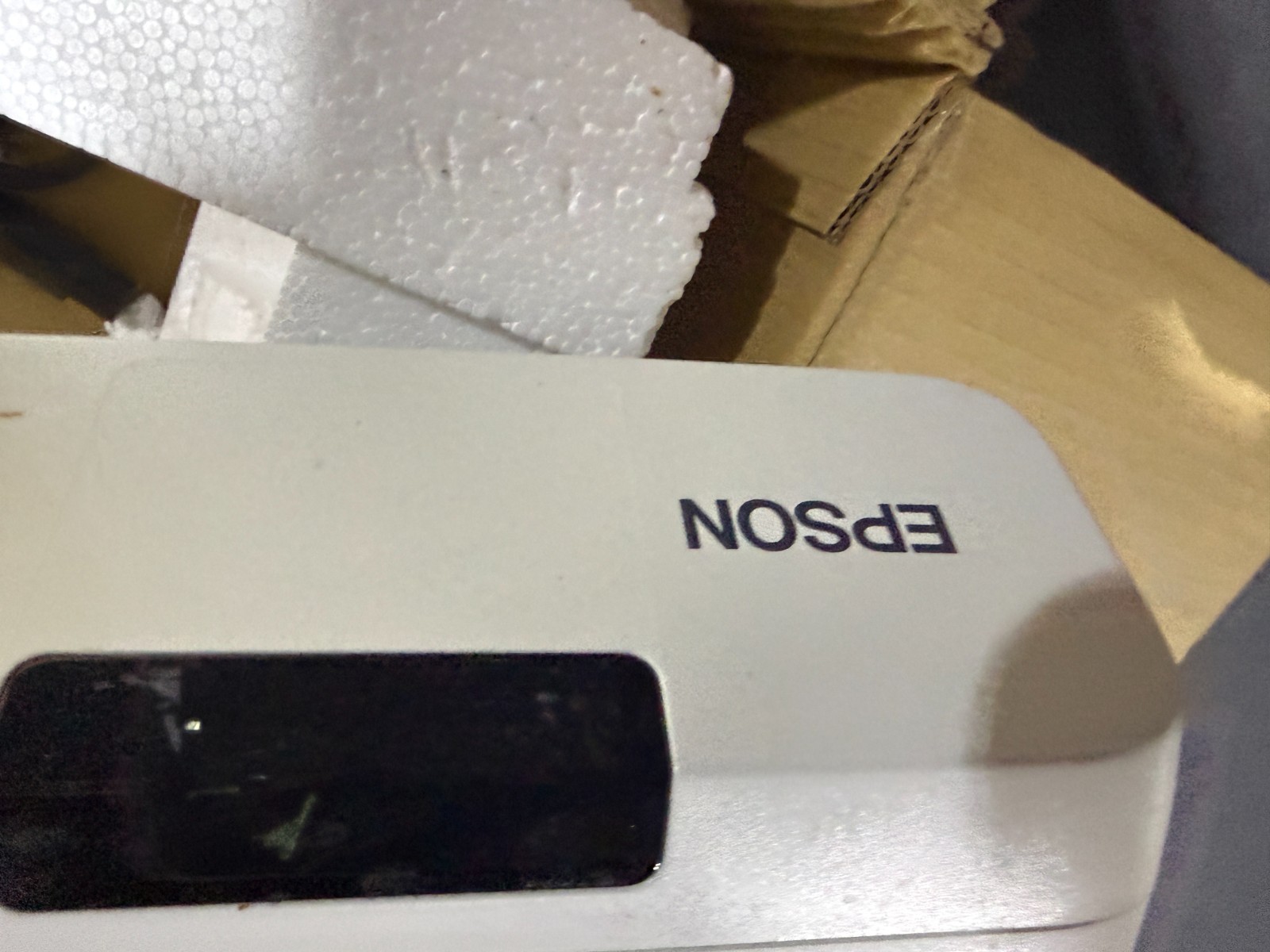 Epson PowerLite 520 LCD Projector 2700 Lumens HDMI