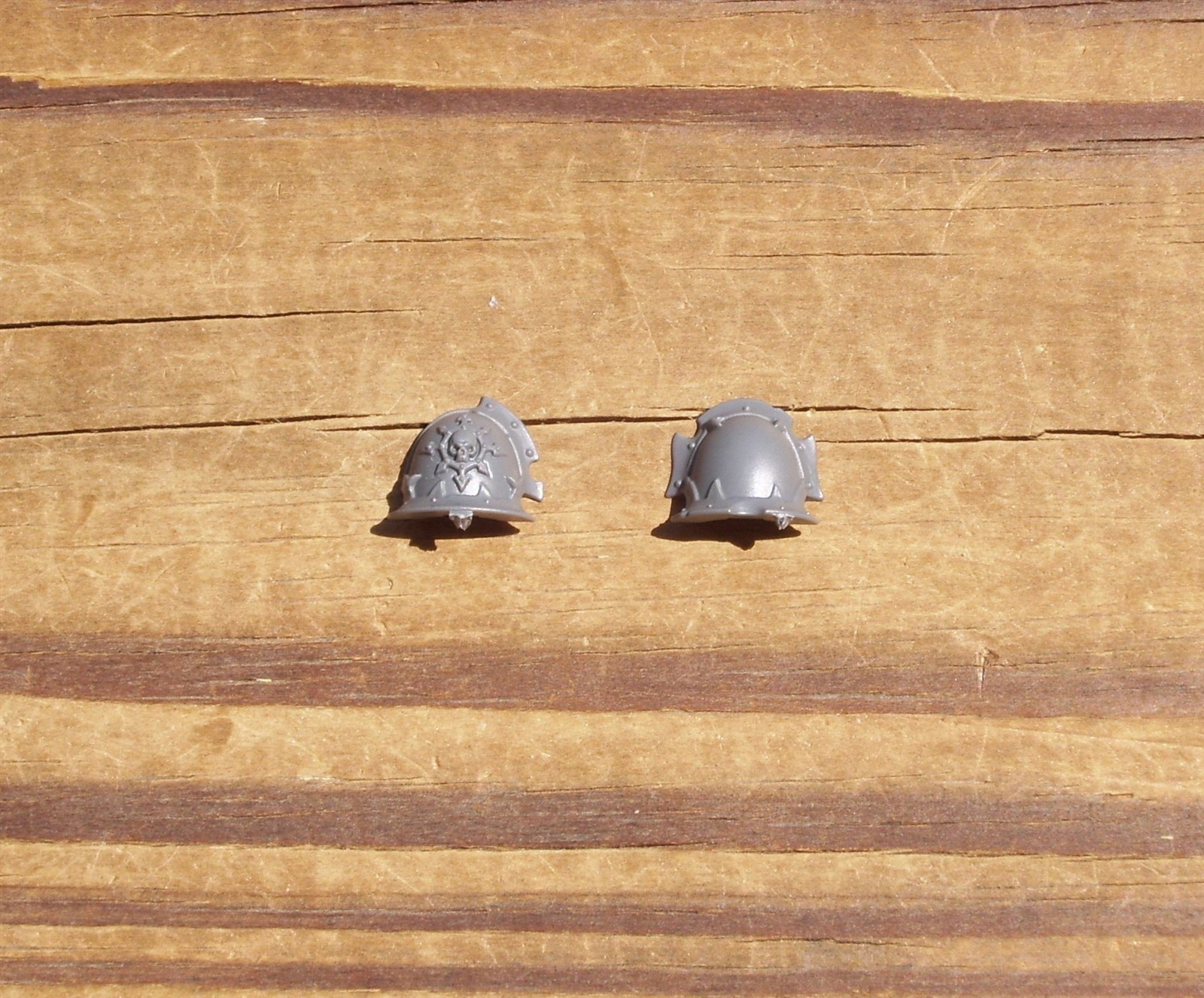 40K Chaos Space Marines Havocs Champion Shoulder Pads Bits 1 pair Bitz