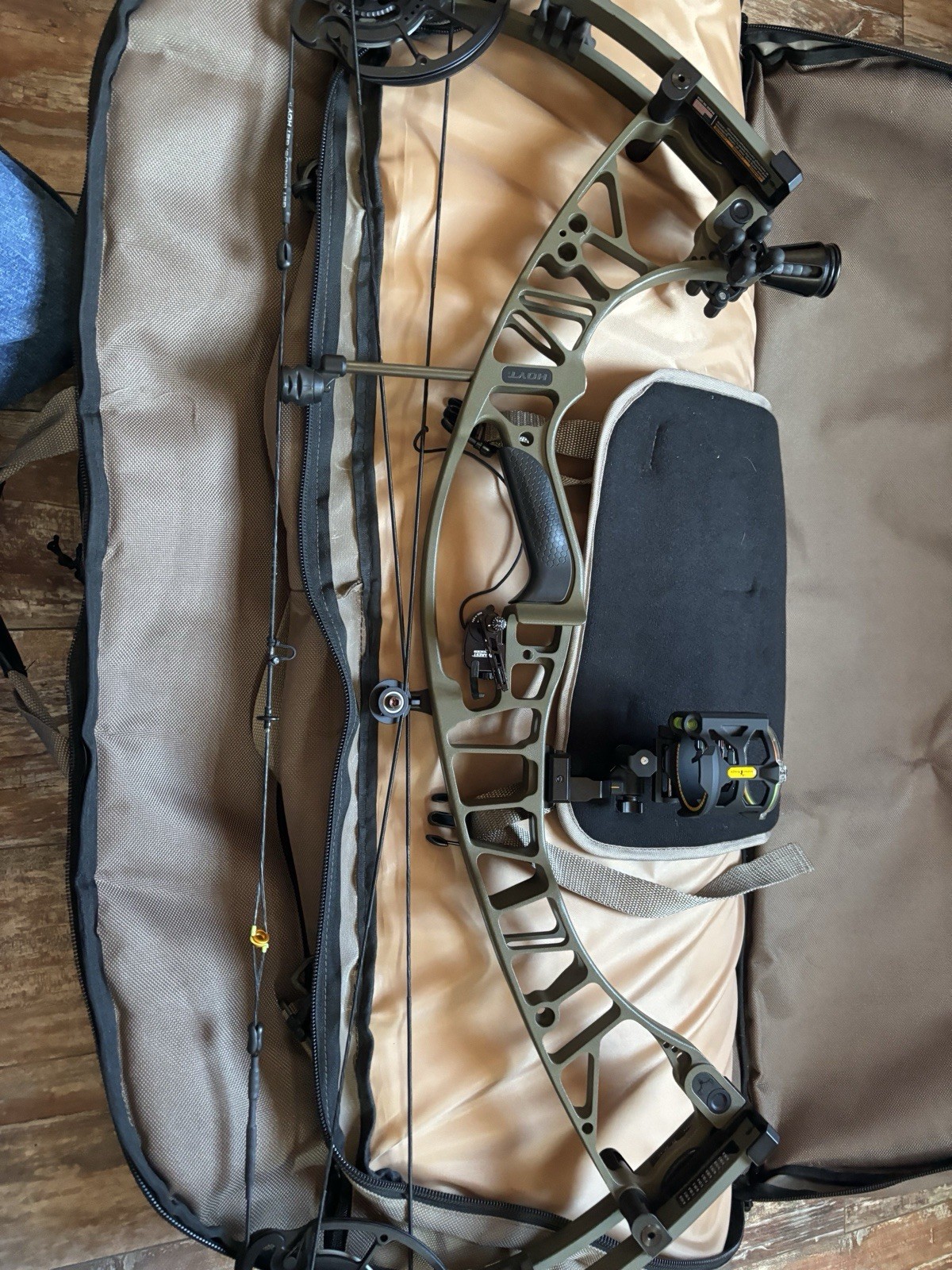 - Hoyt Ventum 33 - Right Hand - 65lbs. - 26"-31" - Green
