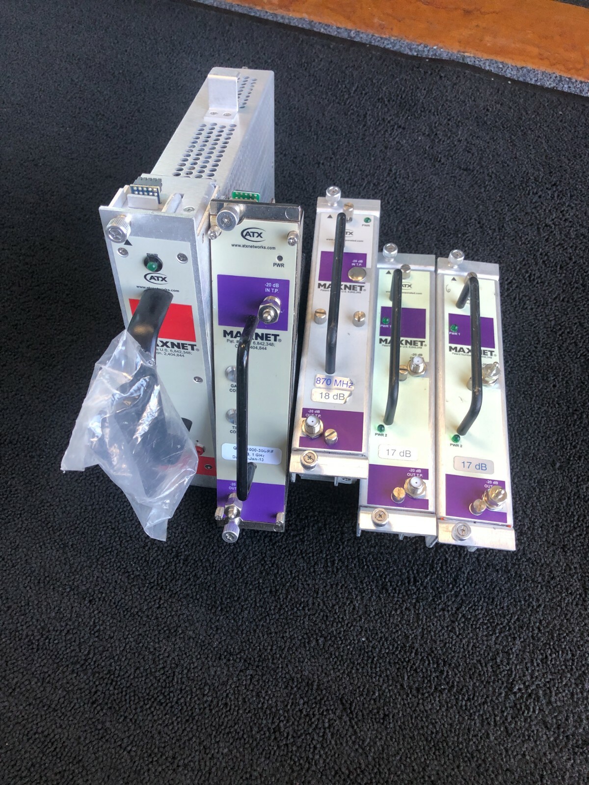 Lot Maxnet MNAC-110, AC to DC Power Supply& 1X30dB,1X18dB & 2Xdb17