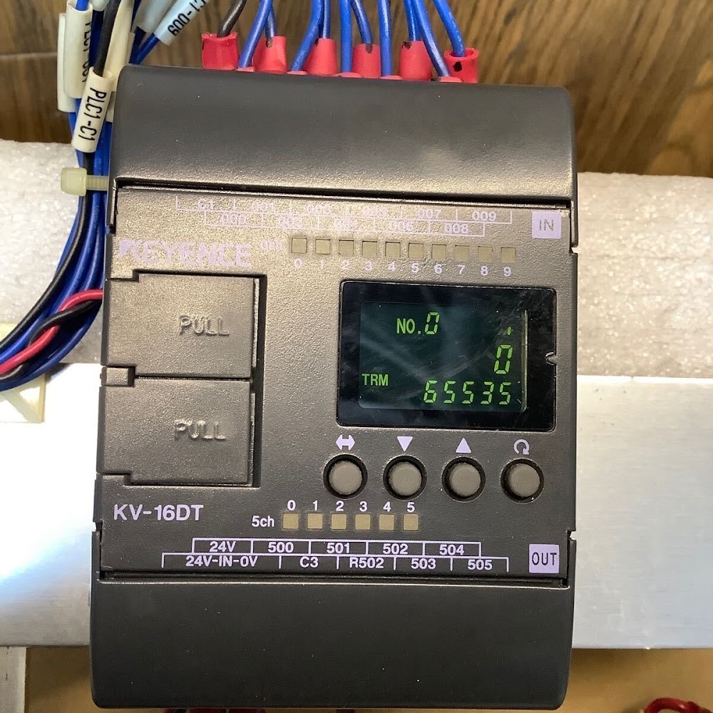 KEYENCE KV-16DT PLC Programmable Logic Controller Power-On Tested USED