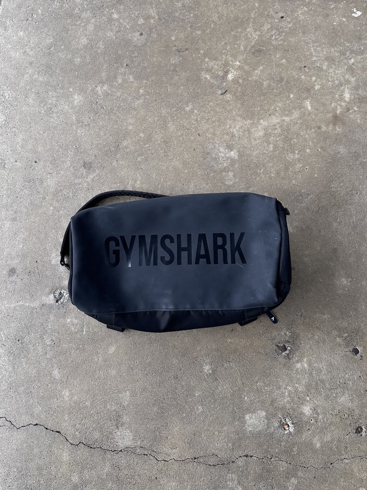 Gymshark Small Everyday Holdall Gym Bag Black sneaker pocket