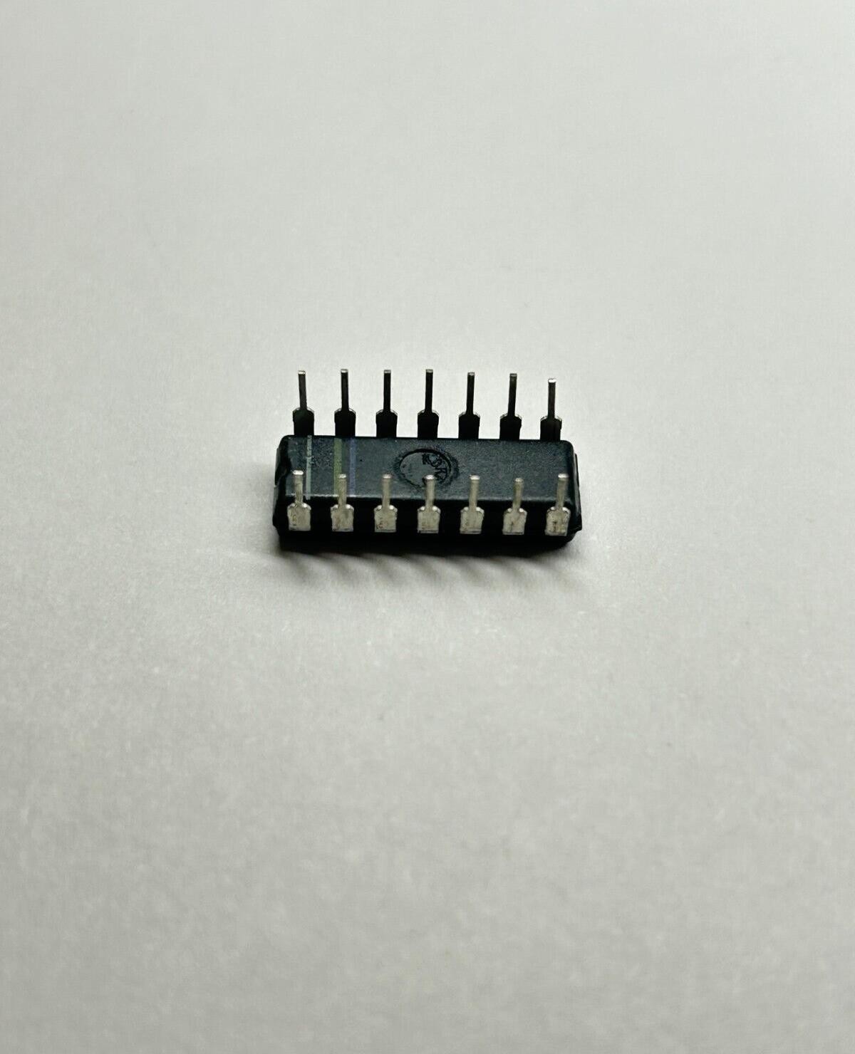 Motorola MC862P 14-pin Integrated Circuit