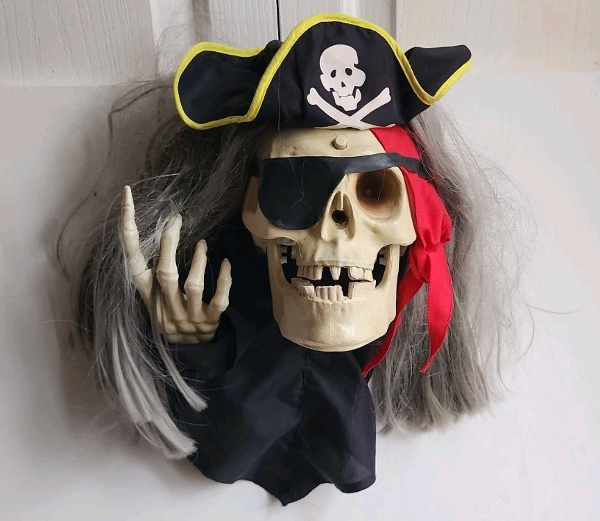 Gemmy Halloween Pirate Skeleton Plaque Motion Activated VNTG Animated Skull 2005