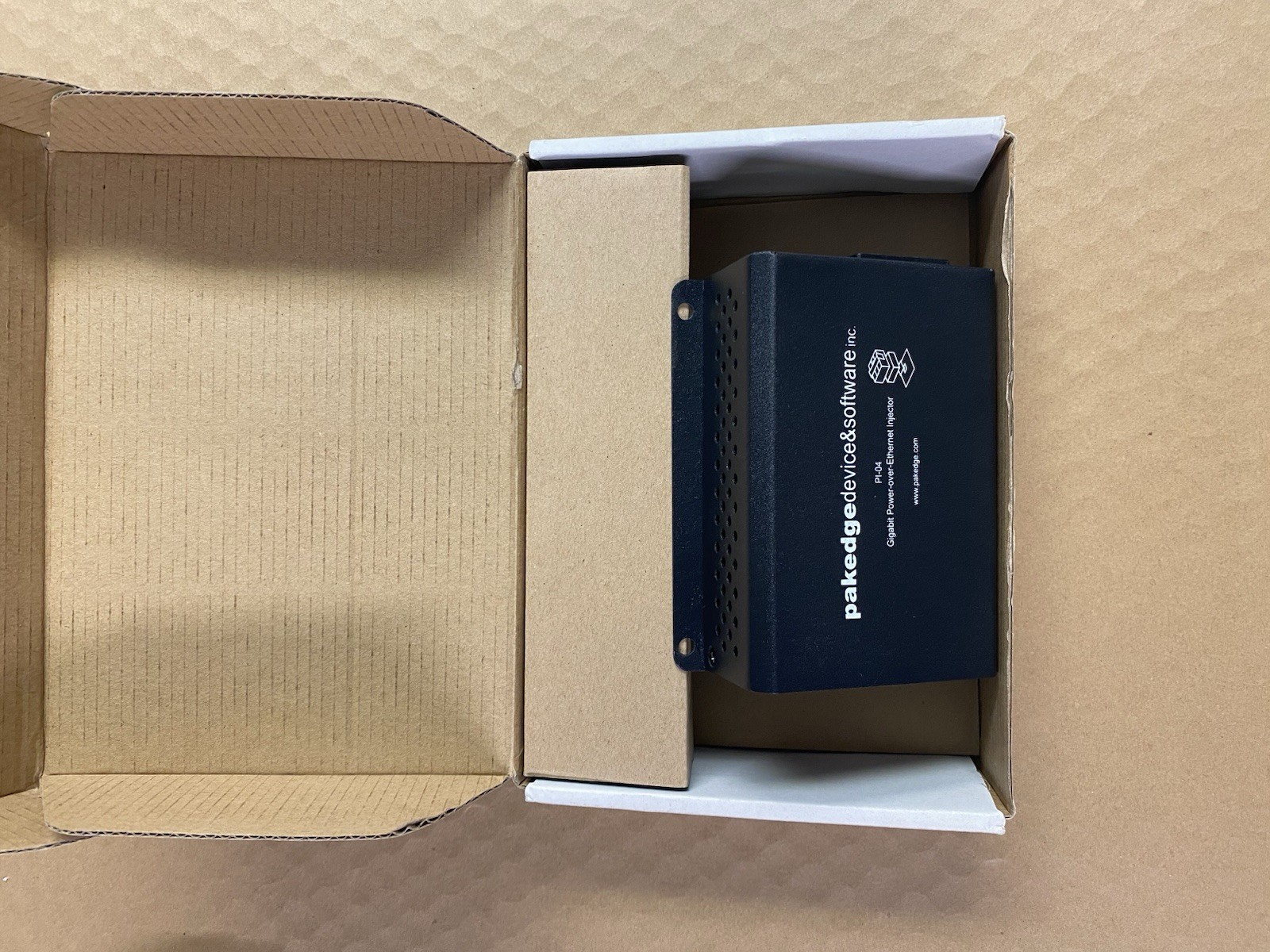 NEW - PAKEDGE GIGABIT POWER OVER ETHERNET INJECTOR PI-04