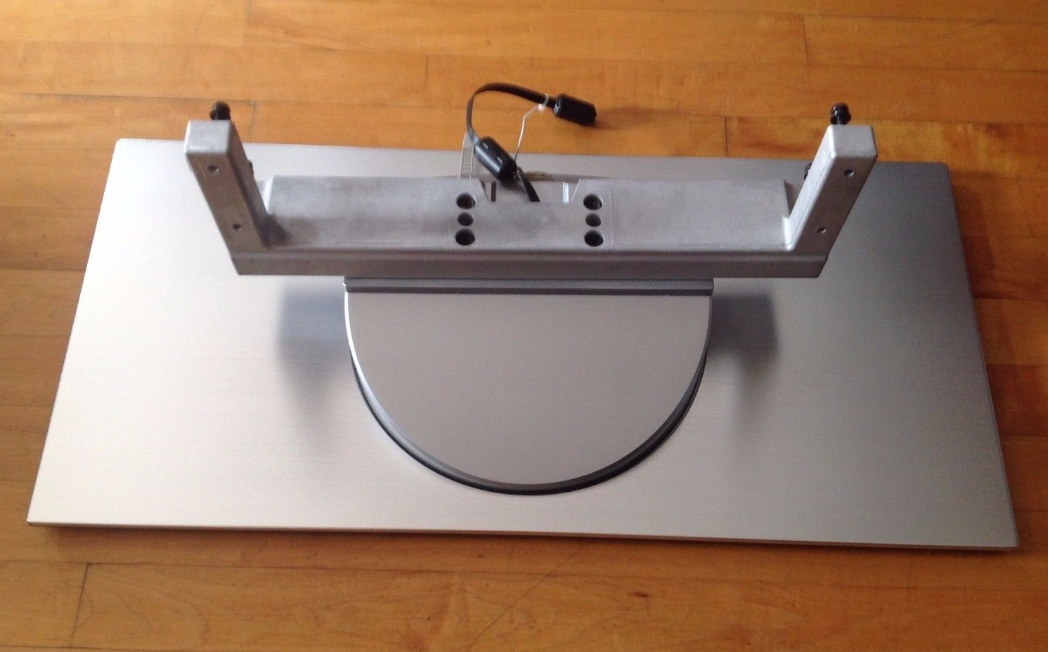 HITACHI LCD SILVER TV BASE STAND MODEL 32HDL51 WITH 4 SCREWS Included