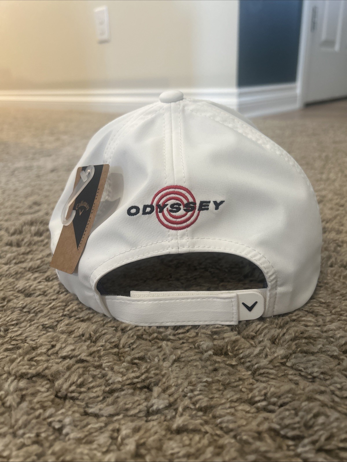 NWT- Callaway Chrome Tour Elyte White Golf Hat Flexfit Tech 110 Adjustable Cap