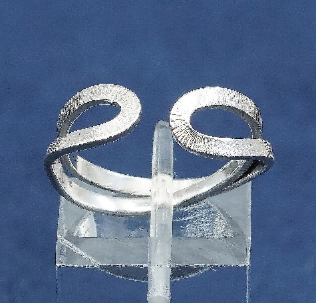 Size 7, vtg sterling silver handmade ring, 925 entwined band