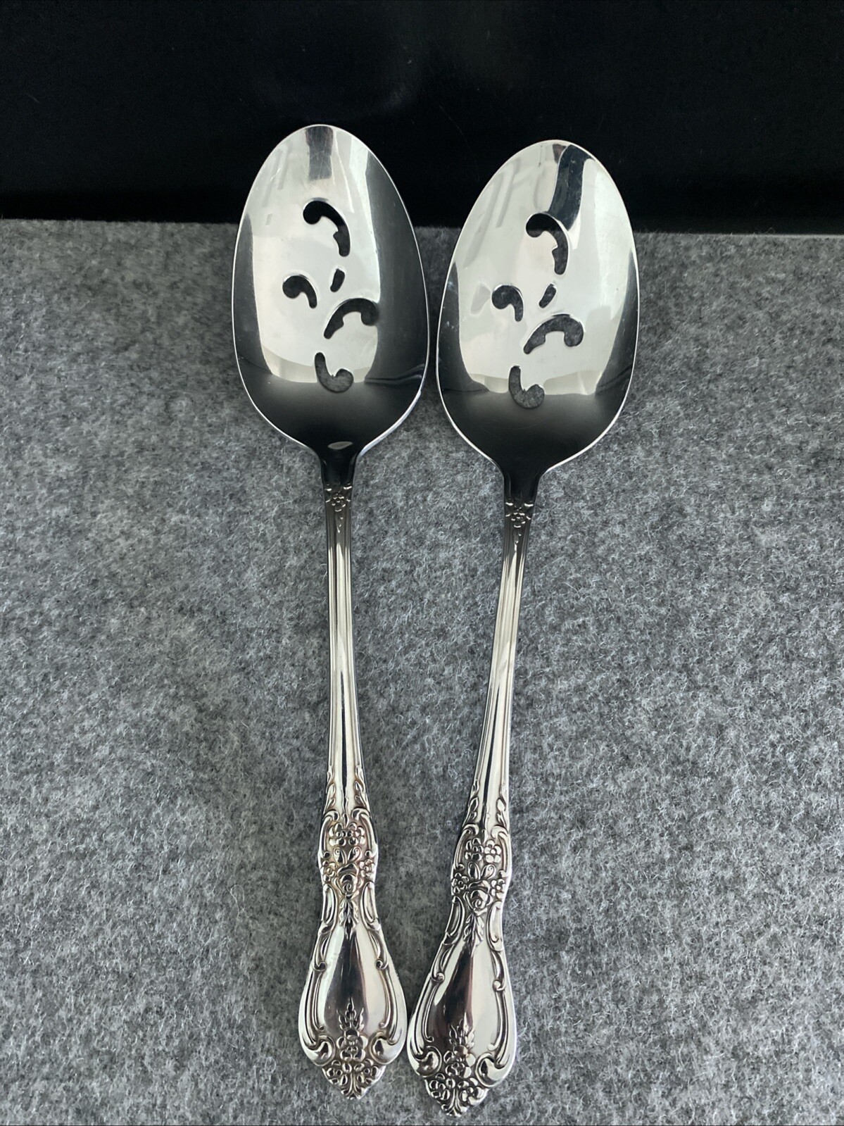 2 Oneida Distinction KENNETT SQUARE Stainless HH Pierced Serving Spoons Flatware