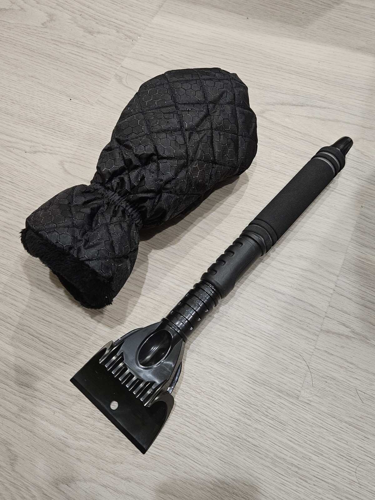 Snow/Ice Scrapper (Extendable) with Carrying Case/Mit