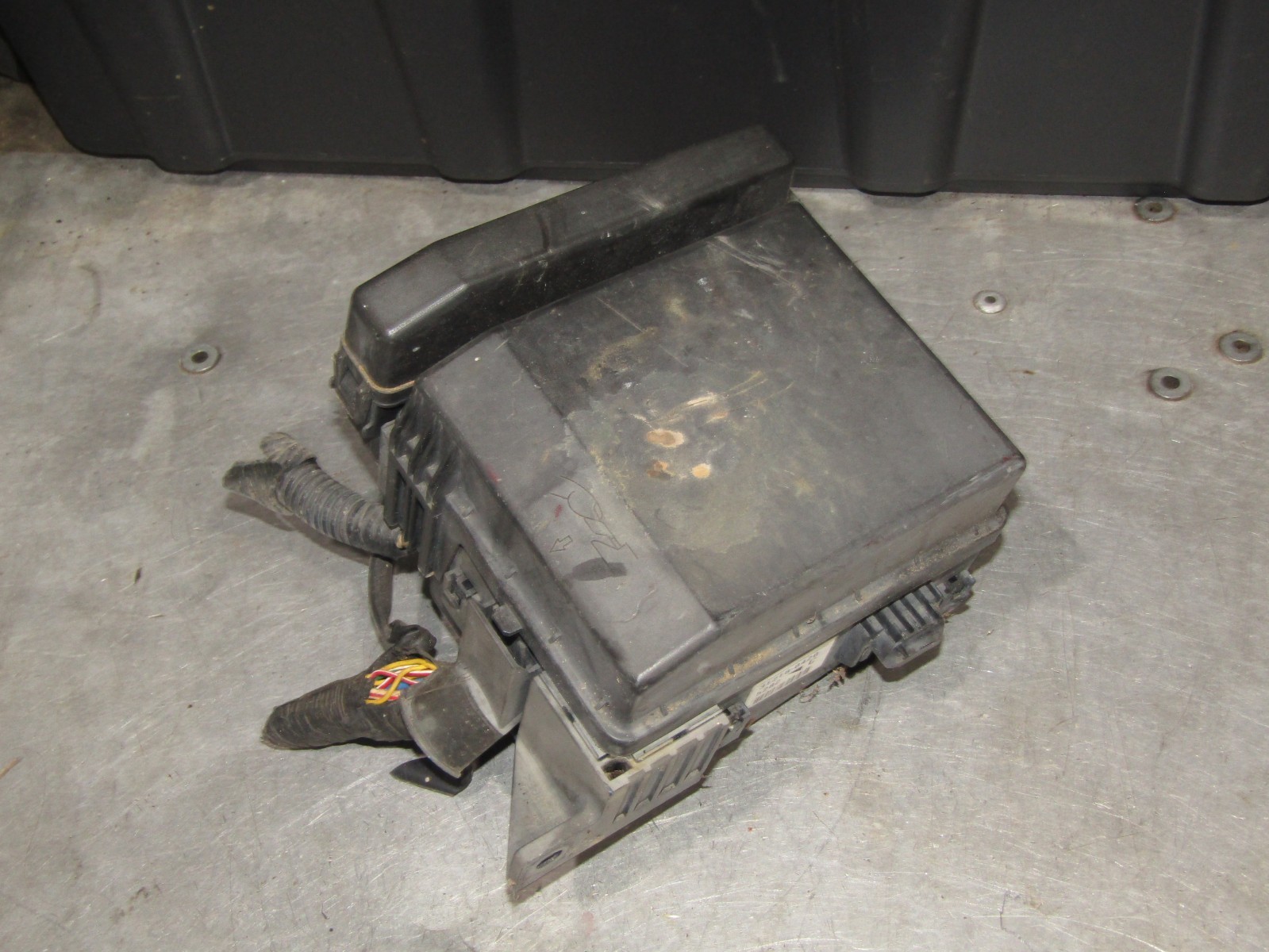 2003-2005 Dodge Stratus 2.4L SOHC OEM underhood fuse box 03 04 05