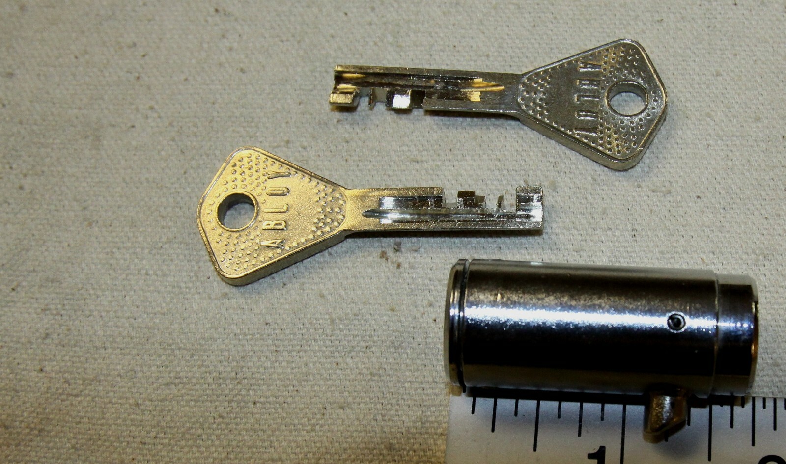 Abloy plug lock w/ 2 working keys, high security lock for T & L handles - New