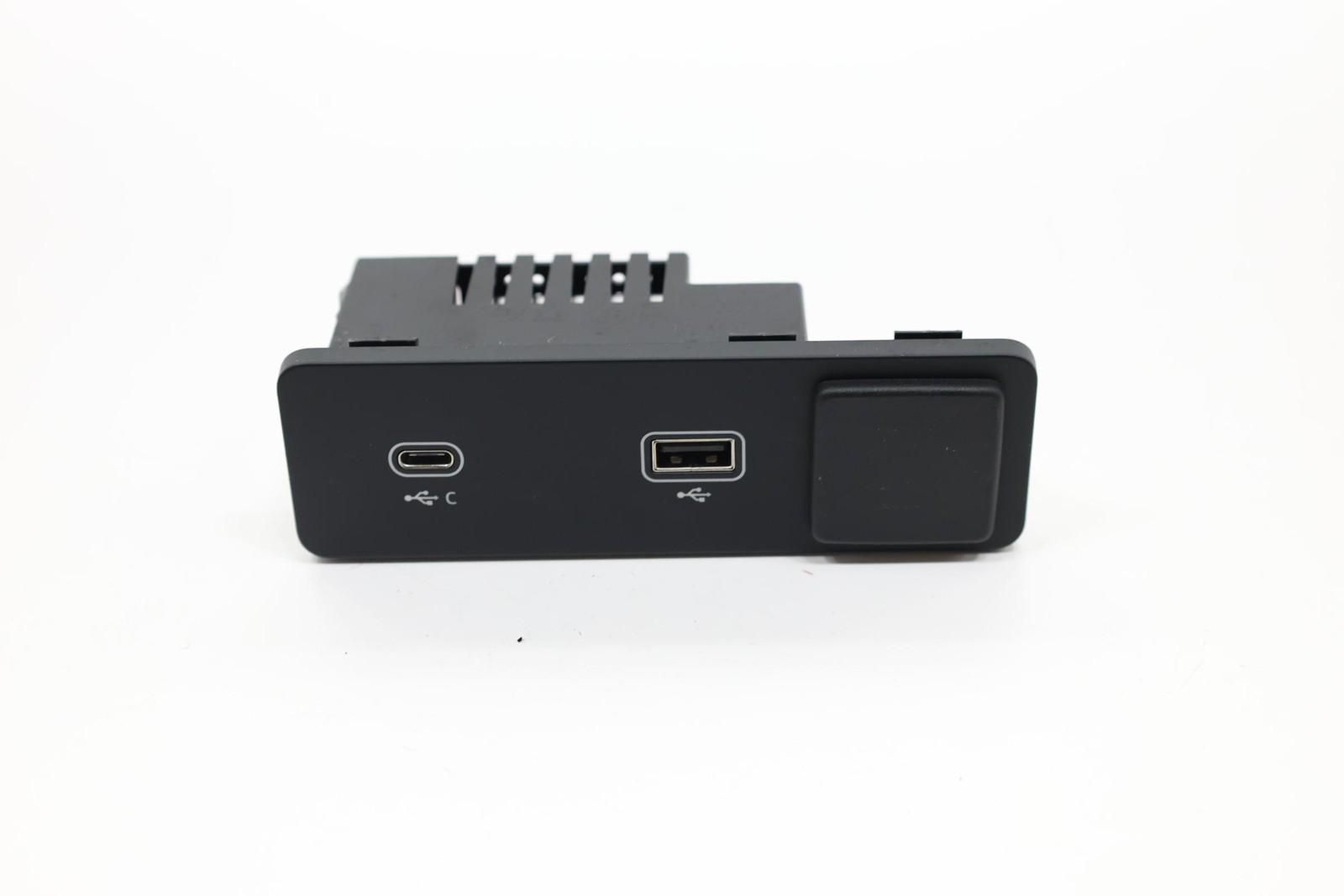 2021 - 2024 JAGUAR XF POWER OUTLET USB PORT CHARGER SOCKET OEM L8B219E110CE