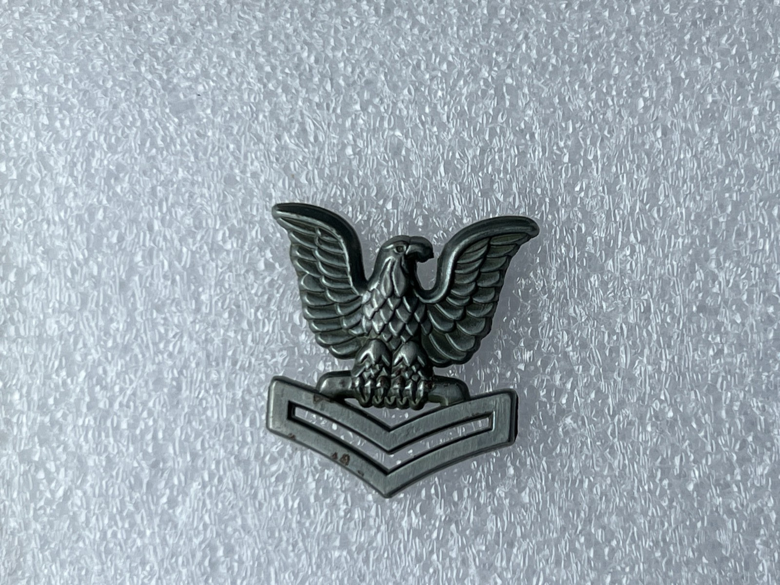 US NAVY PETTY OFFICER 2ND CLASS  CROW RIGHT HAT PIN MEASURES 7/8TH'S INCHES