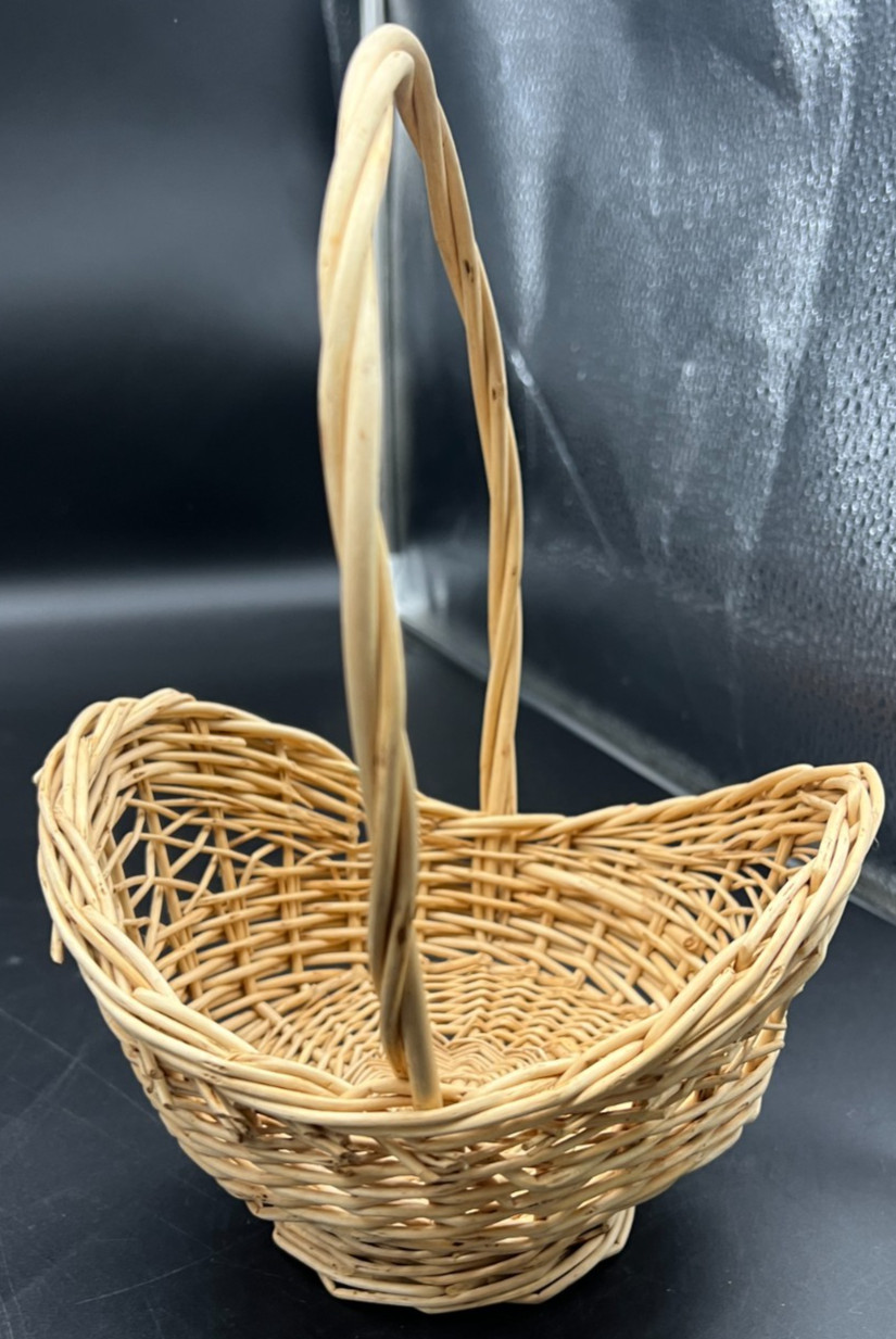 Small Sloped Oval Basket with Handle 6 1/2" x 9"
