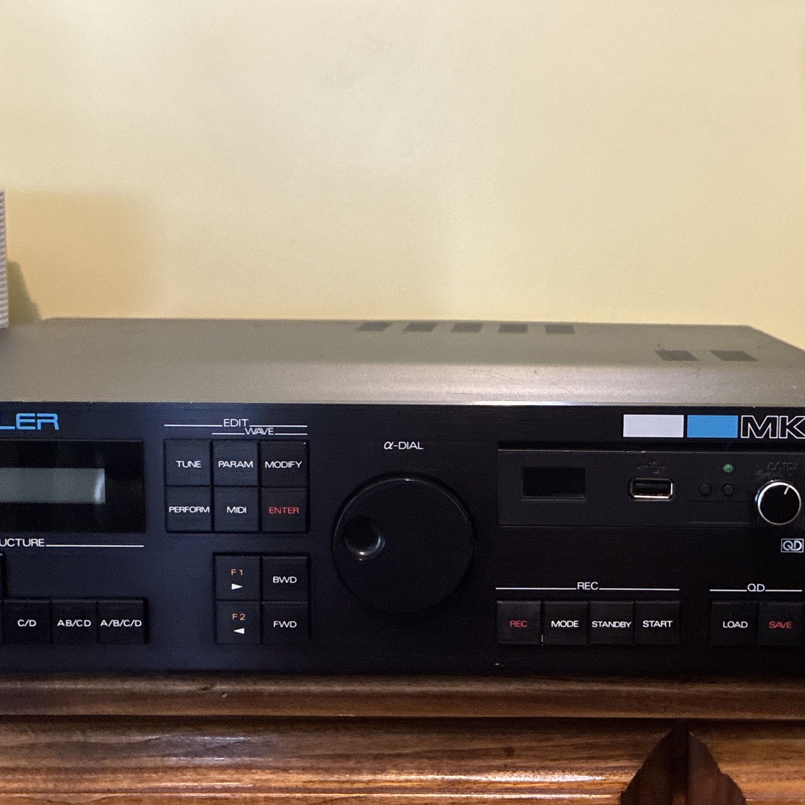 Roland MKS-100 Digital Rackmount Sampler Mono MIDI 2U LCD Display