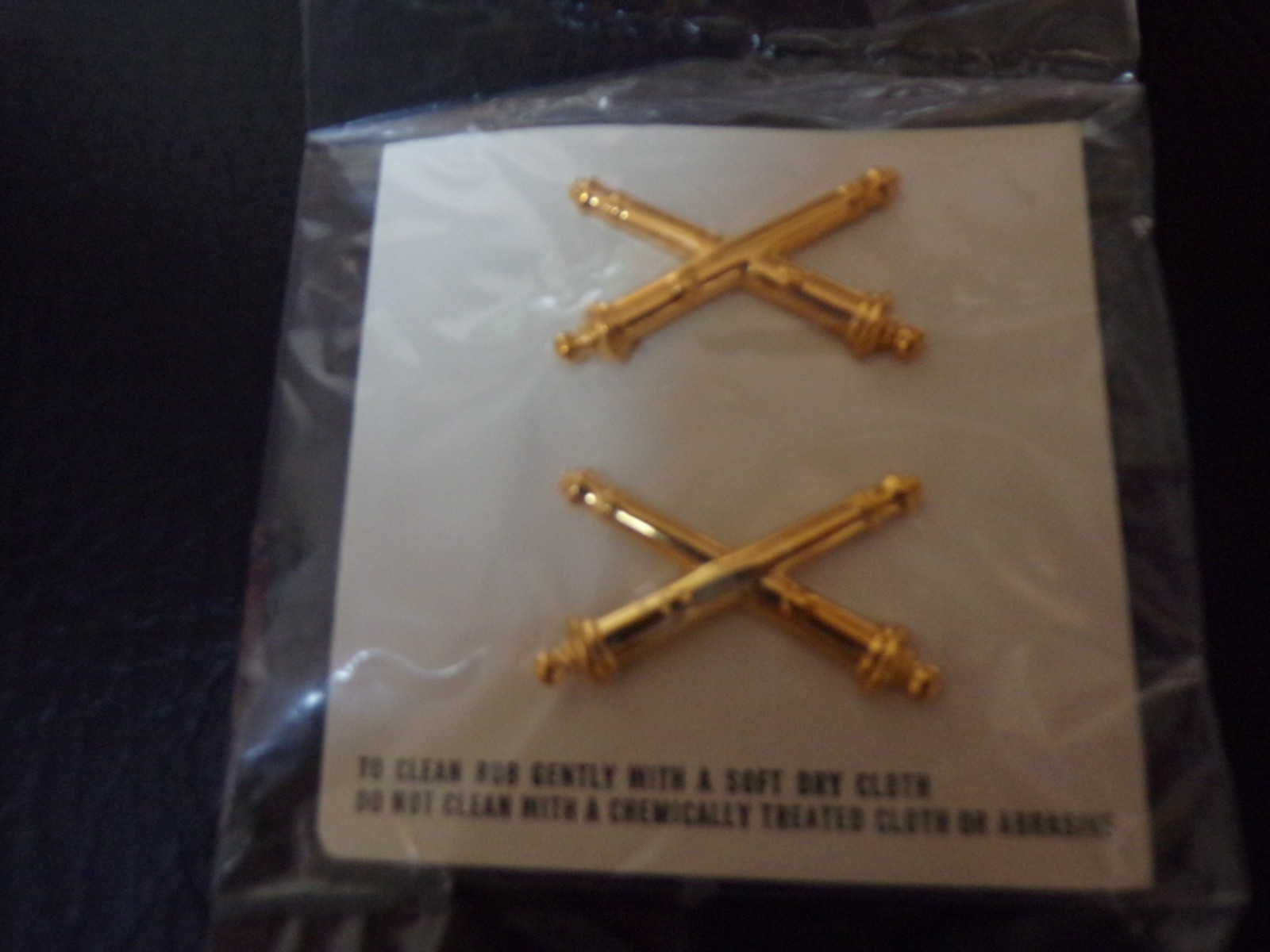 US ARMY PAIR OF FIELD ARTILLERY CROSSED CANNONS ISSUE ITEM SEALED 1 AND 3/8TH'S