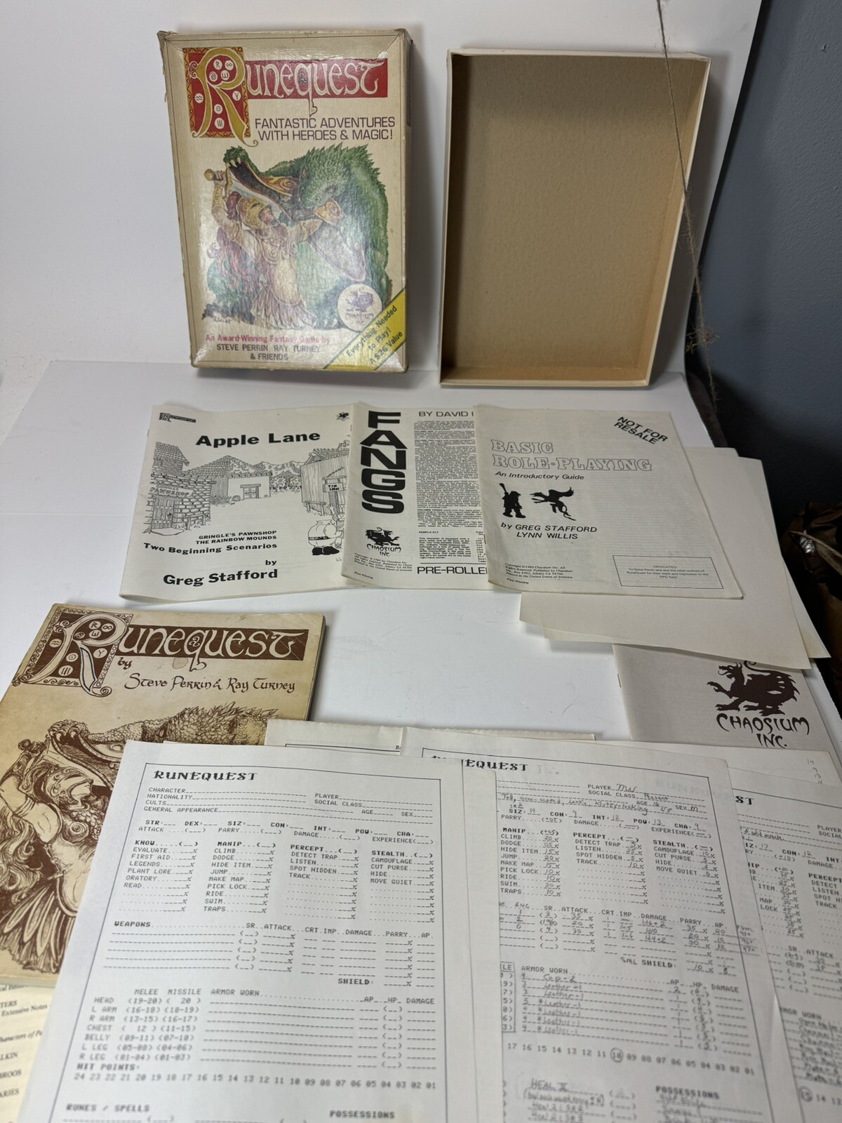 Chaosium : RUNEQUEST - Fantastic Adventures with Heroes & Magic (2nd Edit) 1981