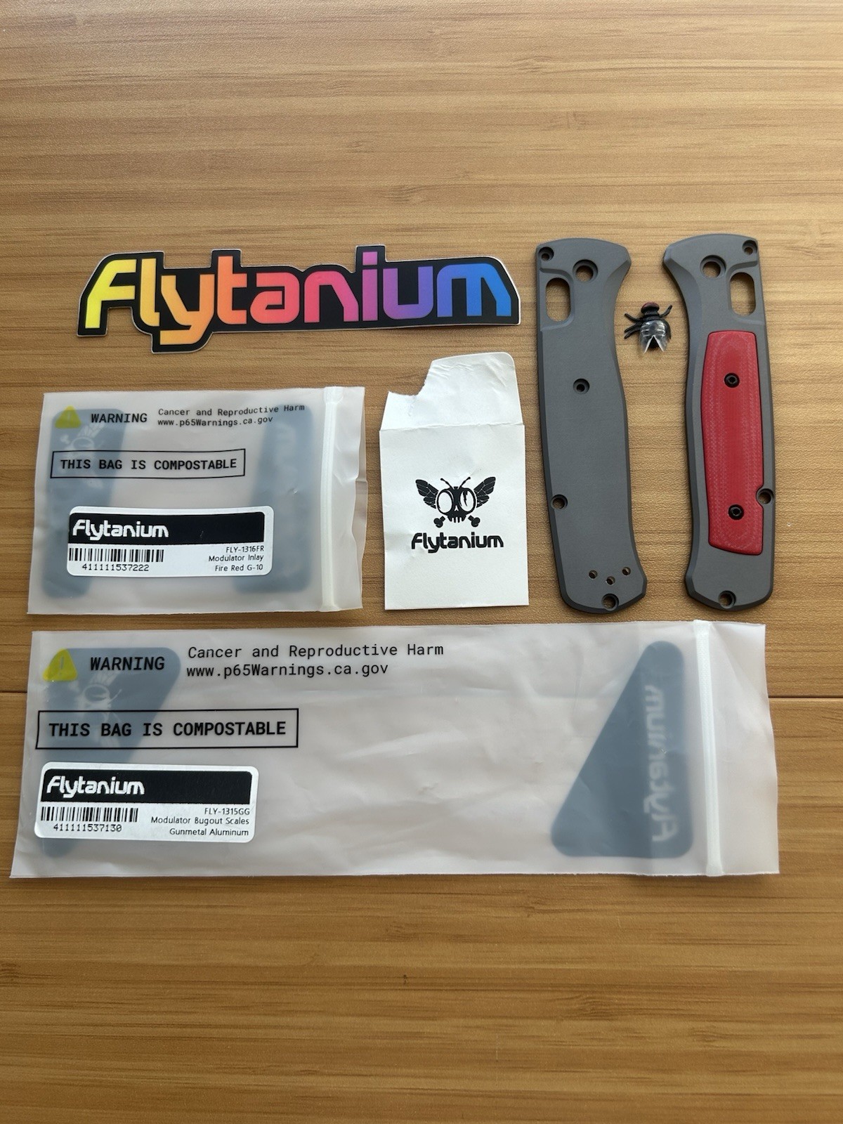 Benchmade Bugout 535 Flytanium Modulator Scales - Gray Alum / Fire Red G10