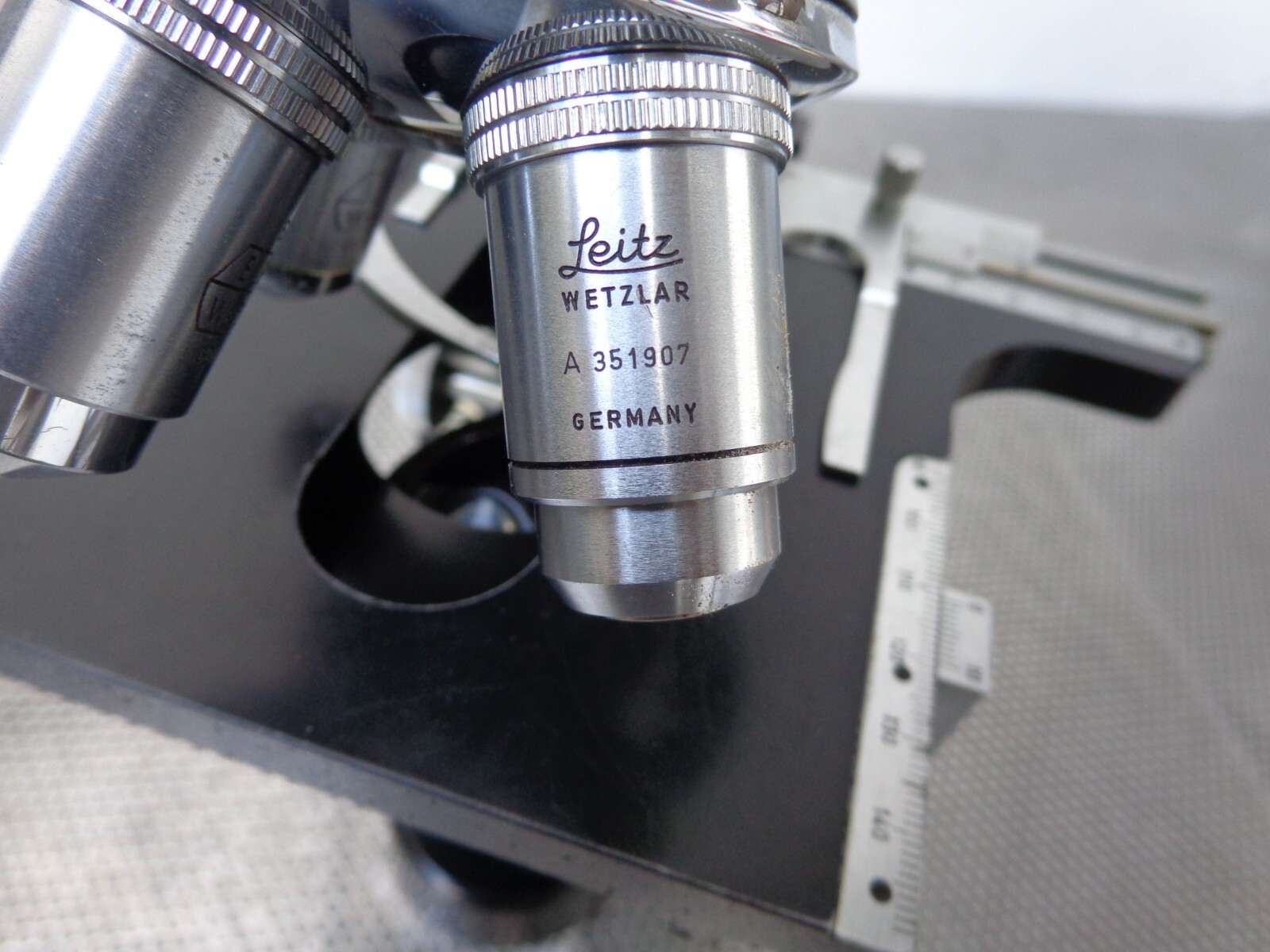 leitz wetzlar microscope 510229 with case 4x
