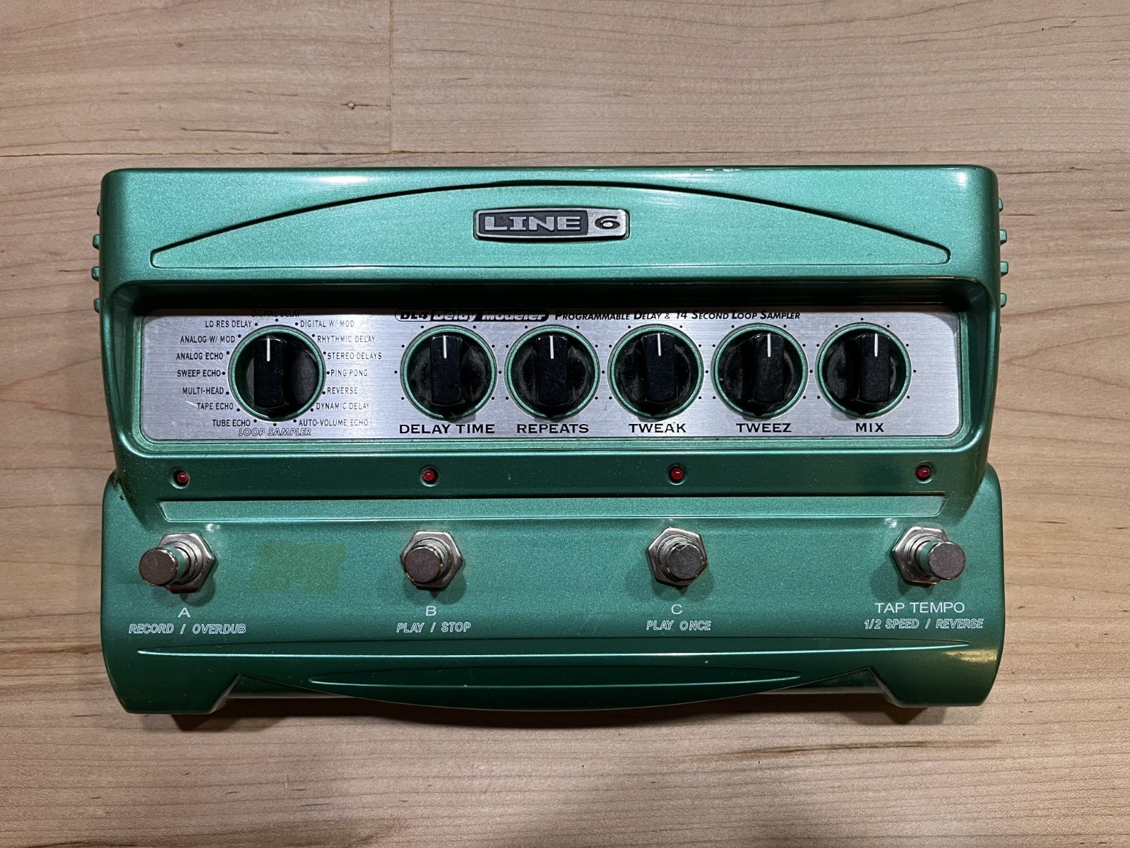 Line 6 DL4 Delay Model Looper Guitar Effects Pedal with power Supply