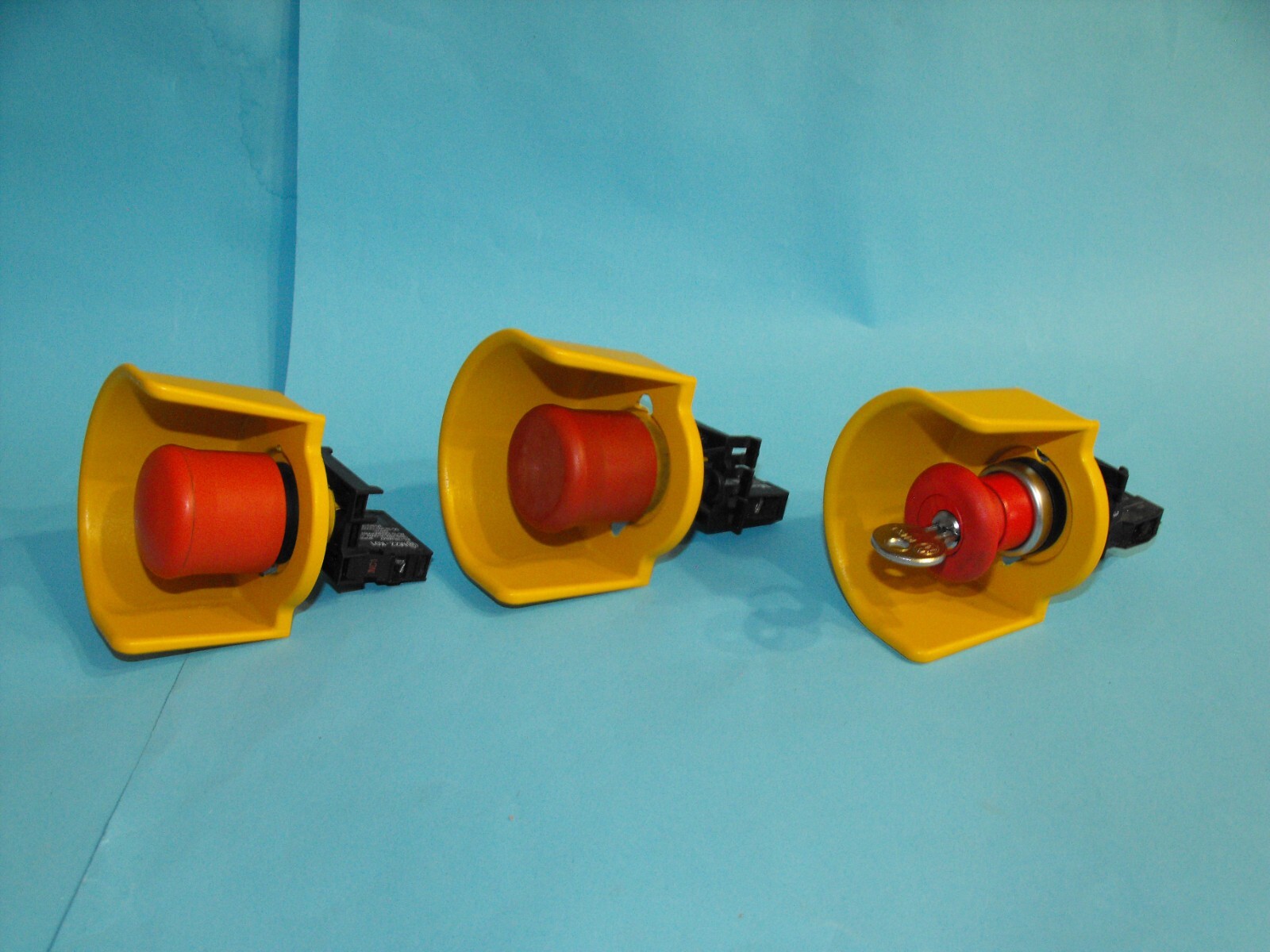 Eaton M22-PV+M22-XGPV+M22-K01.Emergency stop button.(LOT3PCS).USED
