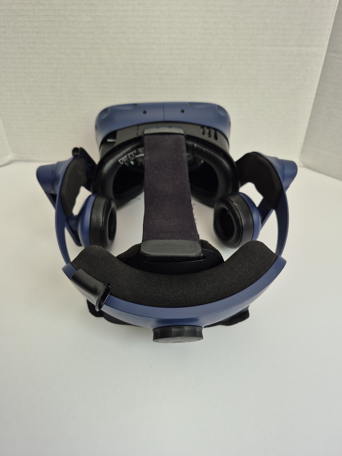 HTC VIVE Pro VR Headset Kit (Headset, Link Box, Cables & Controllers)
