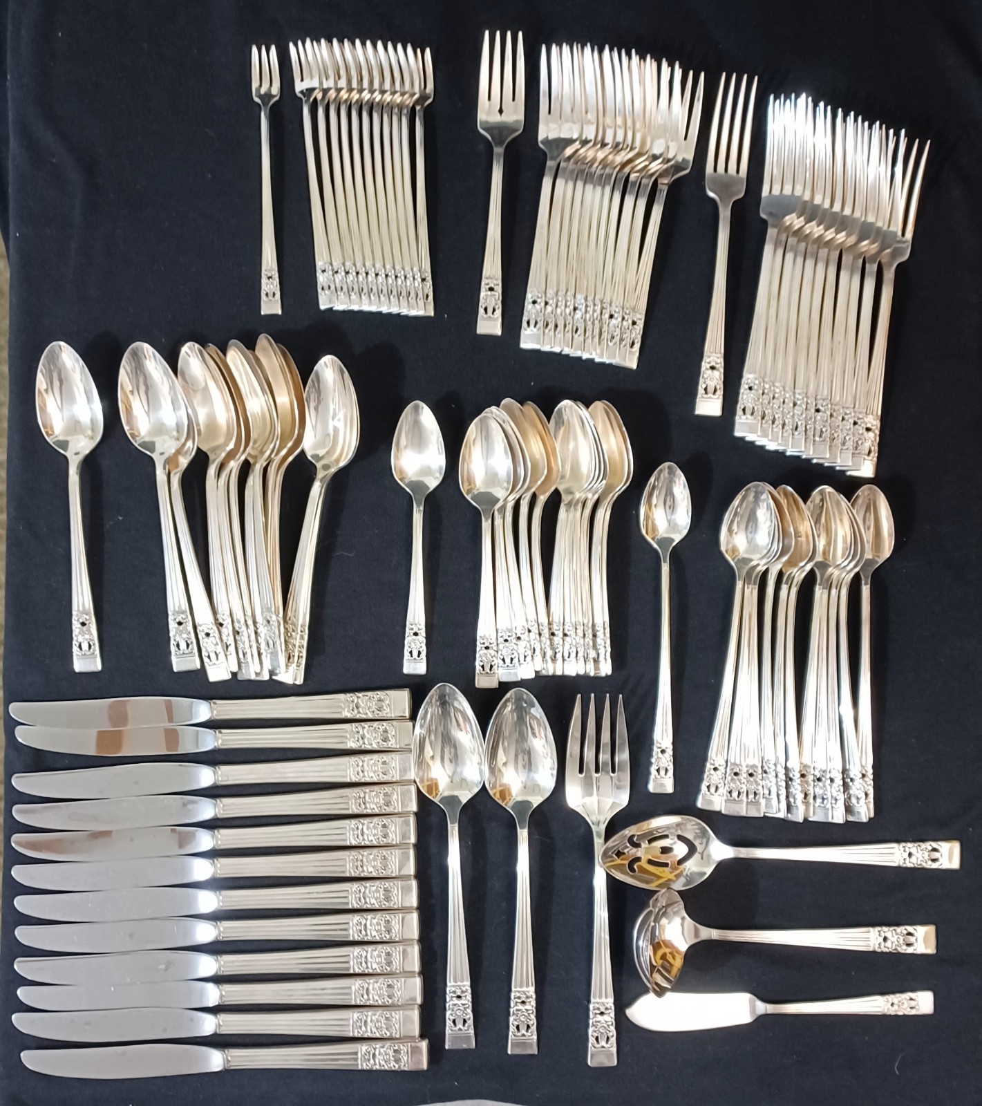 Oneida 90 Piece Flatware Serves  12 With 6 Serving Pieces.  Coranation Pattern