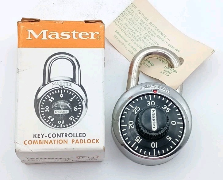 Master Lock Combination Lock Padlock 1525 Black with Combination Card and Box