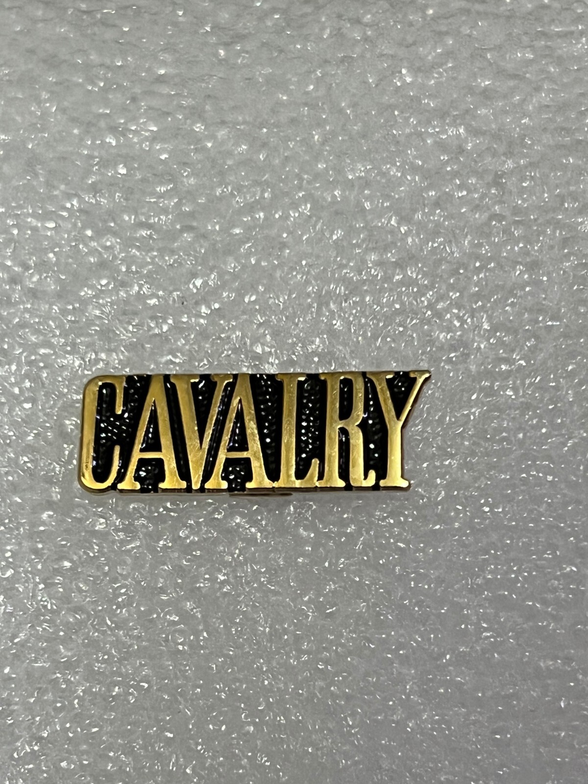 US ARMY CAVALRYTEXT HAT/LAPEL PIN MEASURES 1 AND 1/8  (EE P15438 )
