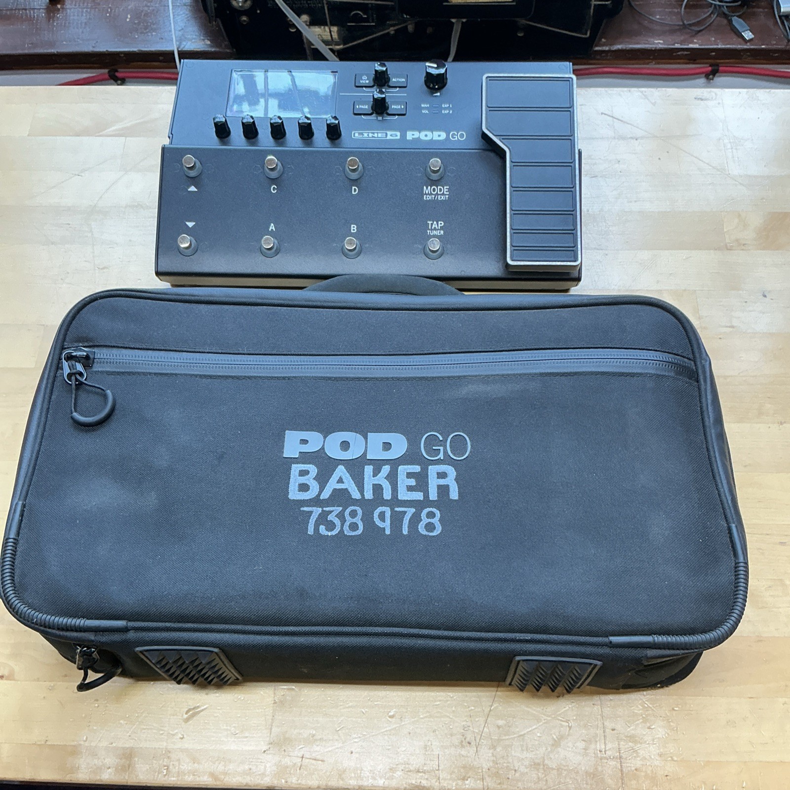 Line 6 POD Go Guitar Multi Effects Processor Amp Sim Modeler + Line 6 Road Case