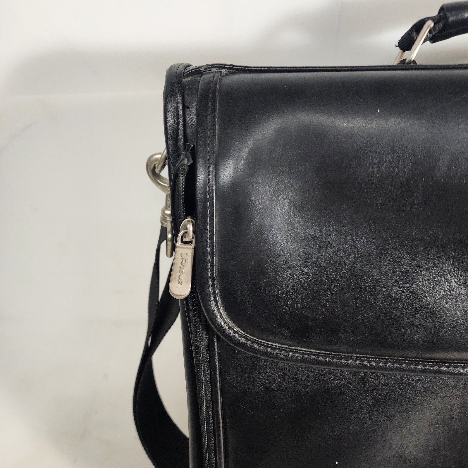 Targus KOS300 Reverse Access Notebook Case Black Koskin Leather