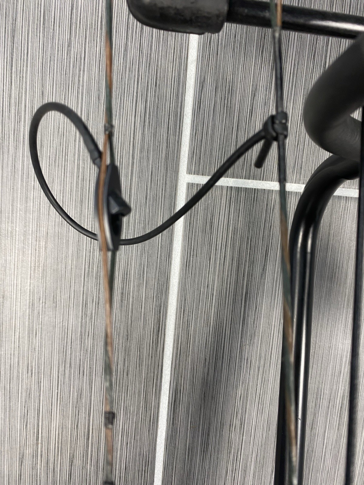 Bear Authority compound Bow Right Hand Tru Glow Sights Camo 315fps, 4lbs, Extras