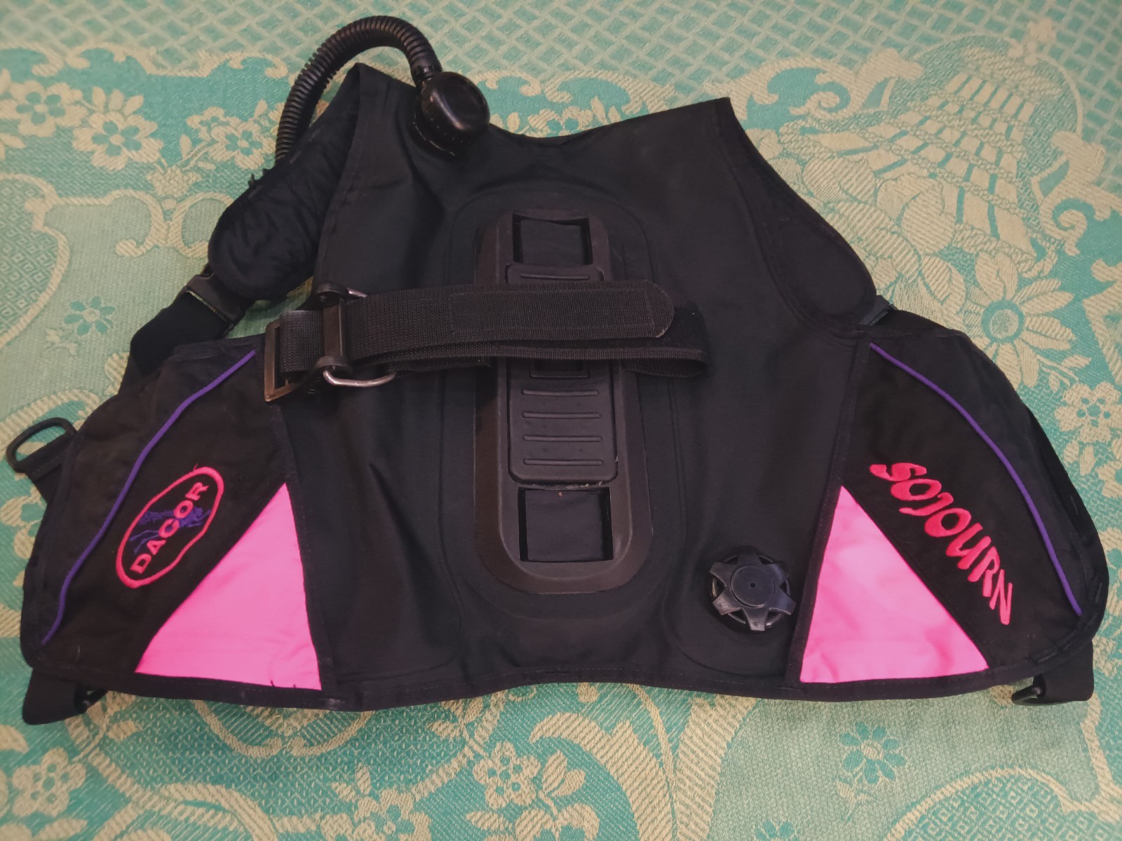 Dacor Sojourn Buoyancy Compensator BCD Black Pink Scuba Diving