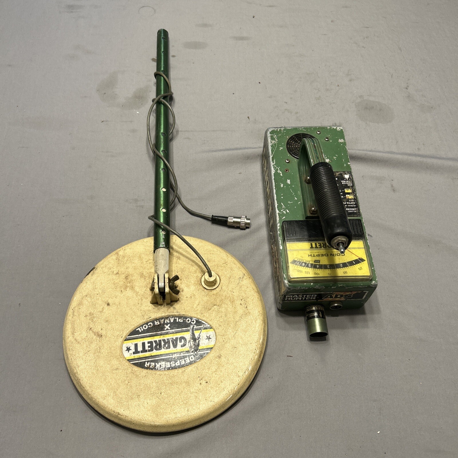 VINTAGE GARRETT ADS III METAL DETECTOR WITH 10.5”COIL (WORKS NO BATTERY TRAY)