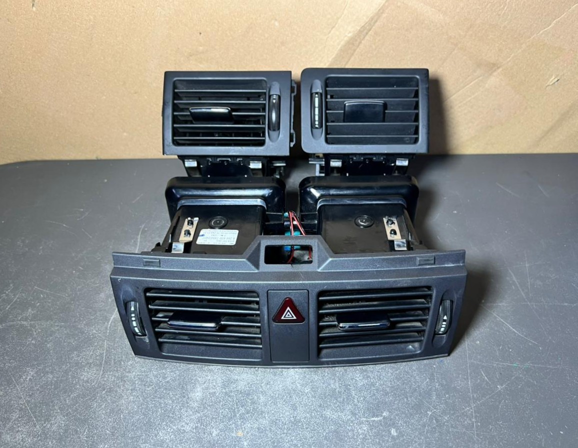 08-10 Mercedes W204 C-Class Front Center Dashboard  Heater A/C Air Vent Set