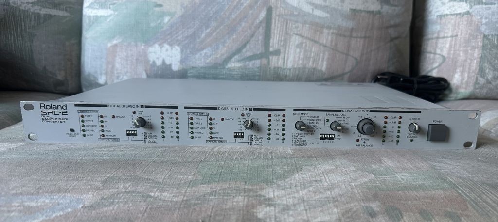 Roland SRC-2 Dual Sample Rate Converter Vintage Pro Audio Rack Japan 120V