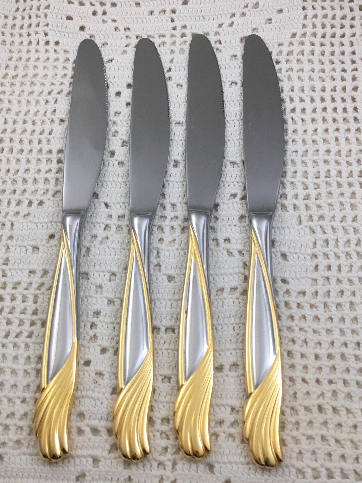Lot of 4 Cambridge Stainless GOLD FLORENTINE Swirls Dinner Knives 8 5/8"
