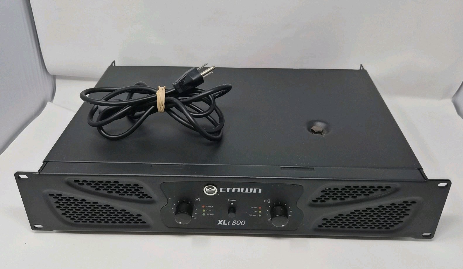 Crown XLI800 Stereo 300-Watt Power Amplifier With Power Cable And 1/4 Connectors