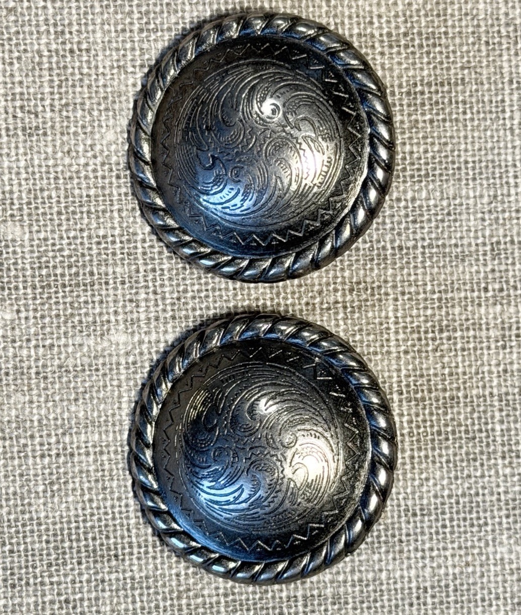 SET OF 2 SCREWBACK CONCHOS, WESTERN DESIGN ROPE BORDER