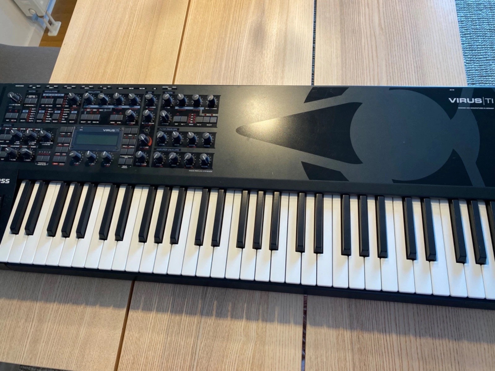 access virus TI  with Thon flight case