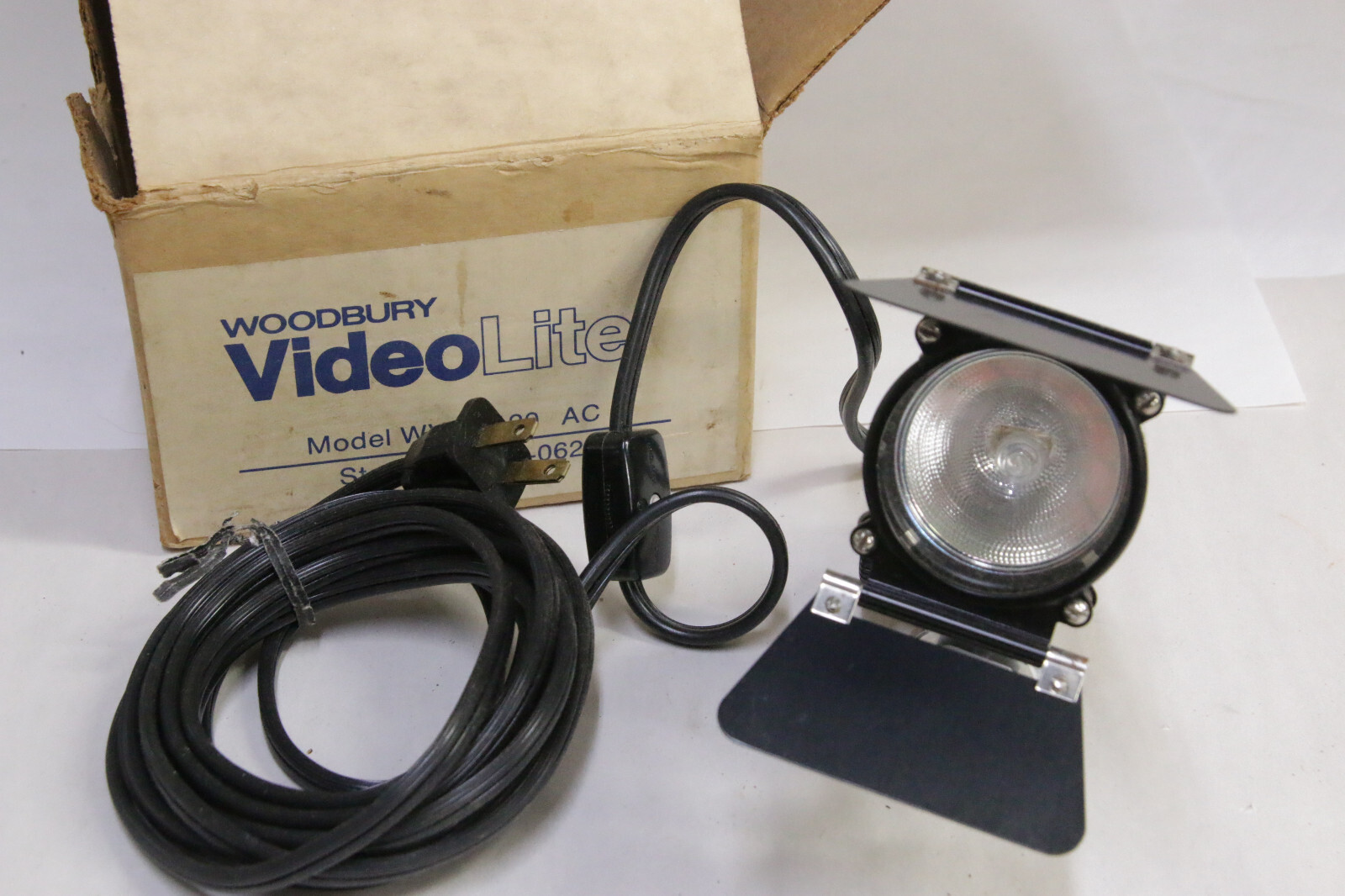 Woodbury Video Lite MVL-120AC 164-062 Compact Barn Door 150W FMG 1/4-20 Shoe