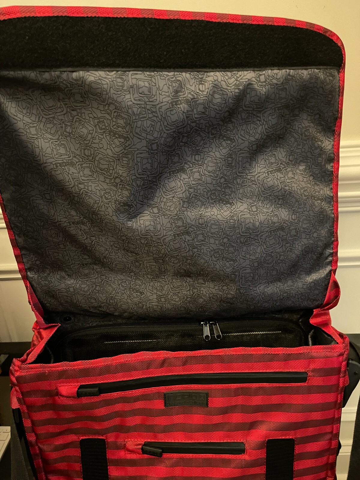 Incipio Weekender Suitcase Nylon Travel Bag Tote Backpack Strap Red
