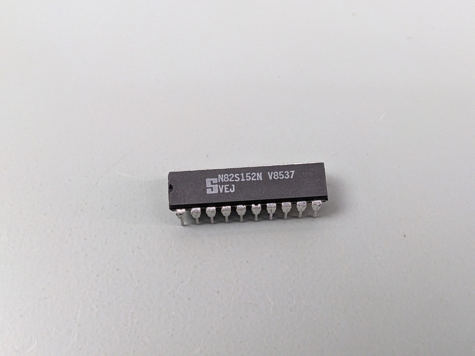Signetics N82S152N Programmable Logic Array IC