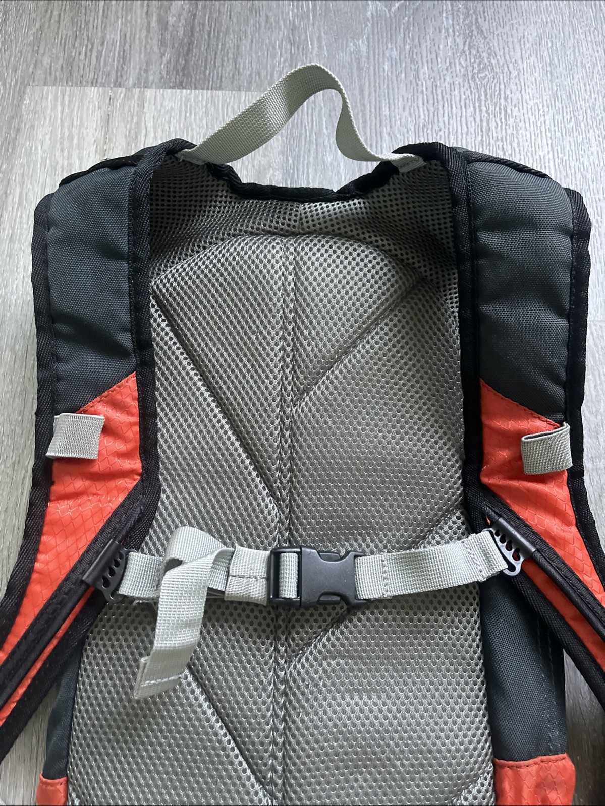 Bass Pro Shops XPS 2 L 68 Oz Rip-Stop Hydration Backpack + Bladder ORANGE BLACK