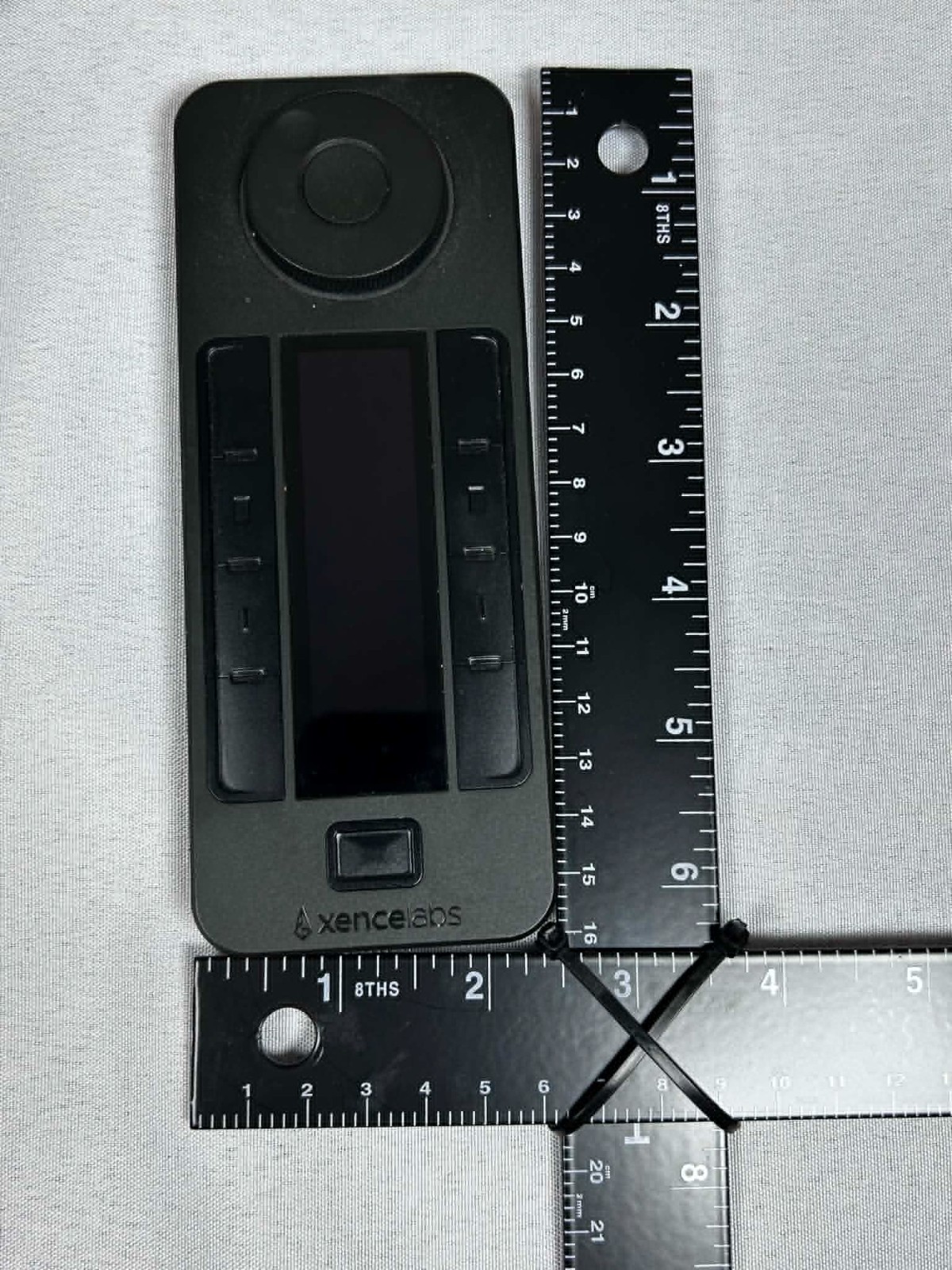 Xencelabs Quick Keys Remote Shortcut Controller w/ Case Powers On and Cord