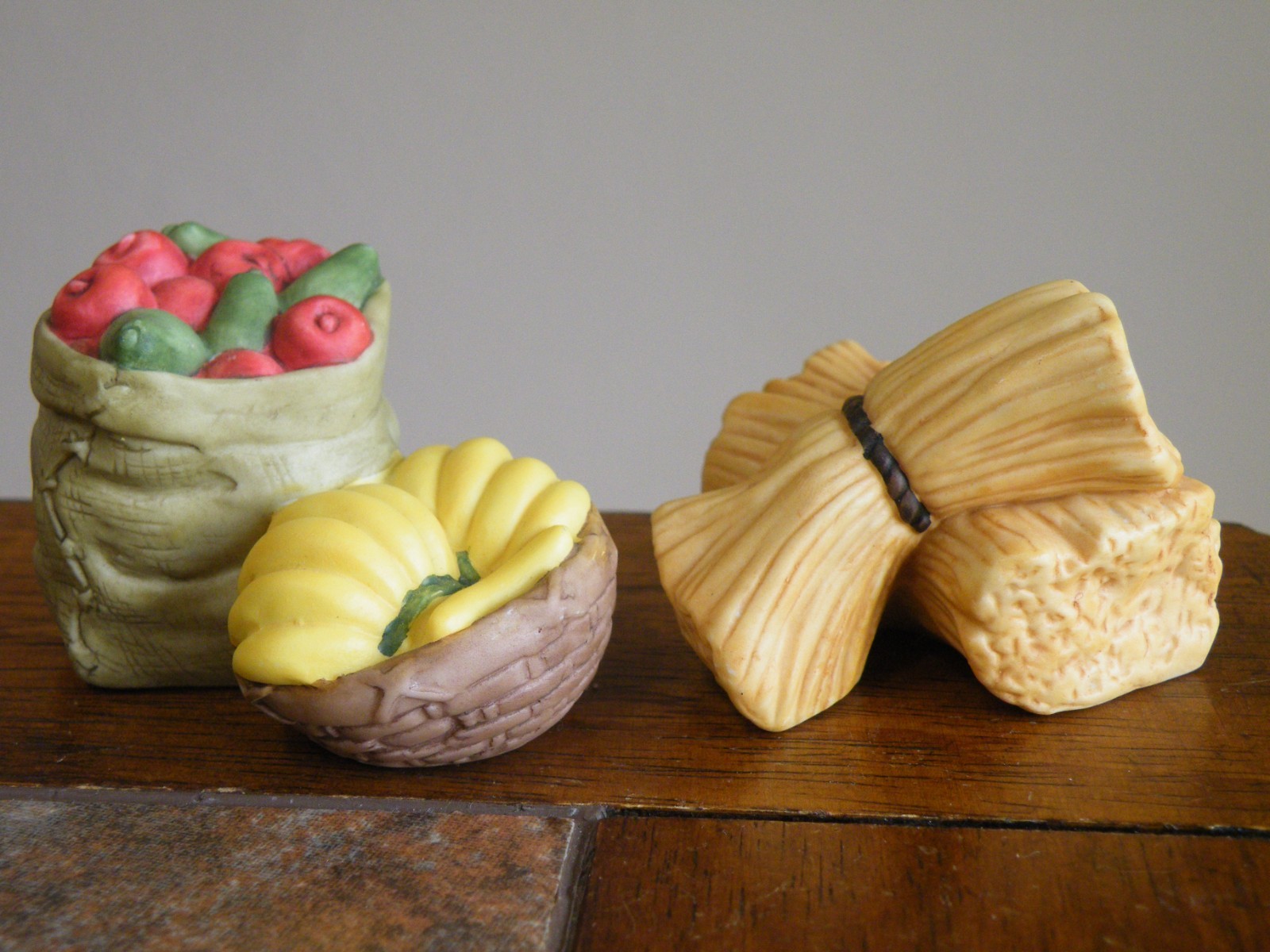 Realistic BALES of HAY or STRAW Farm Feed & APPLES w BANANAS Ceramic FIGURINES