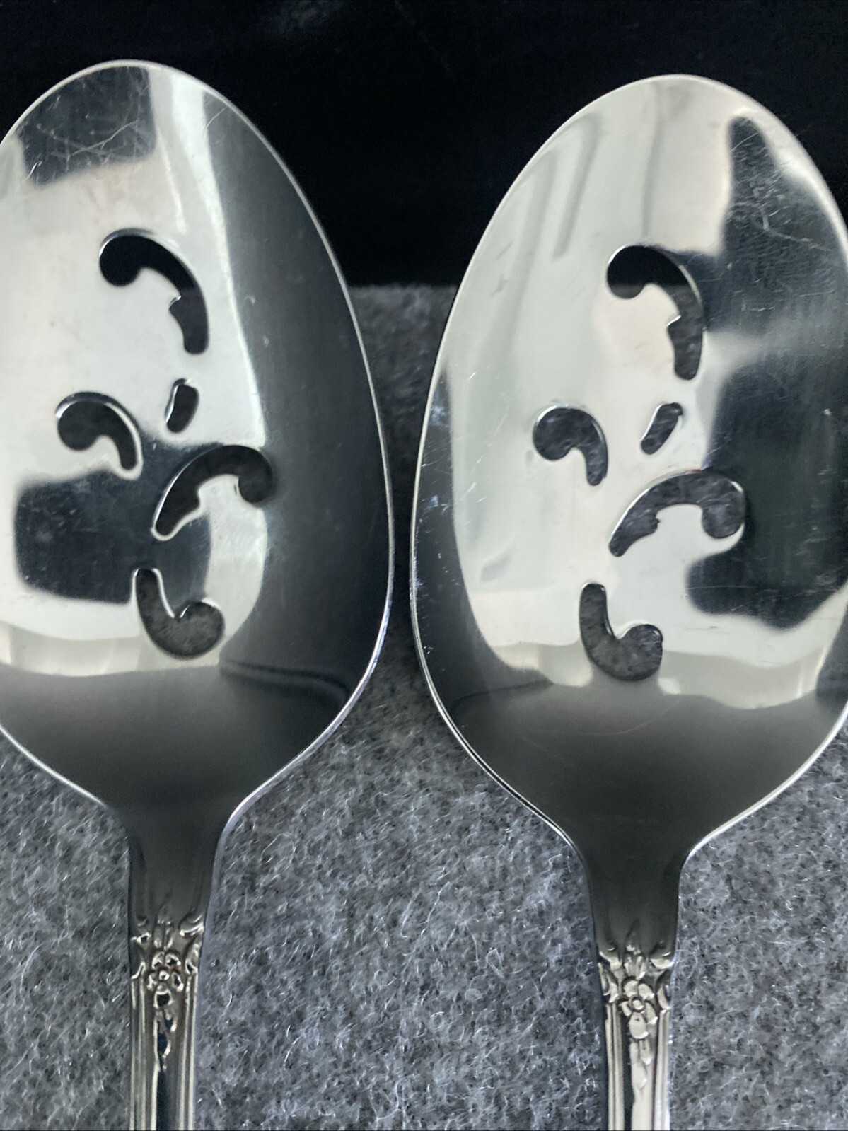 2 Oneida Distinction KENNETT SQUARE Stainless HH Pierced Serving Spoons Flatware