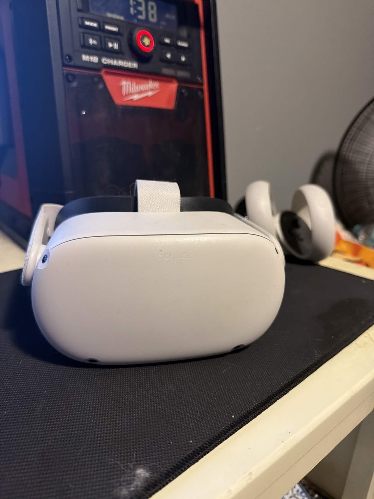 Meta Quest 2 Used Fully Working controllers included